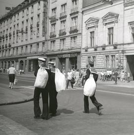 Marynarze na ulicy Karola Świerczewskiego