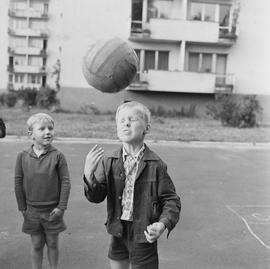 Chłopiec podbijający piłkę