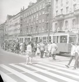 Przystanek tramwajowy na ulicy Karola Świerczewskiego