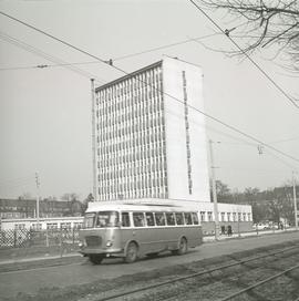 Budynek na zbiegu Powstańców Śląskich i Racławickiej
