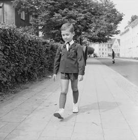 Chłopiec w drodze do szkoły