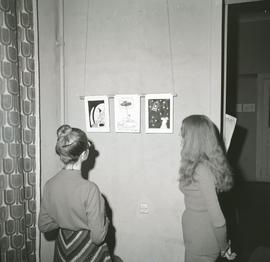 Kobiety oglądające rysunki