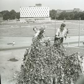 Budowa wieży radości na Placu Dzierżyńskiego