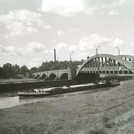 Barka przy moście Warszawskim