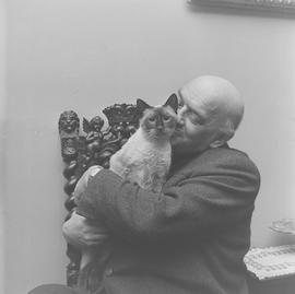 Artur Młodnicki z kotem