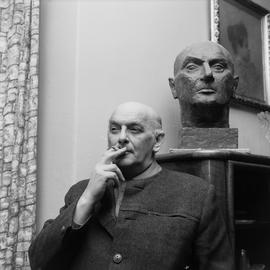 Artur Młodnicki z rzeźbą głowy