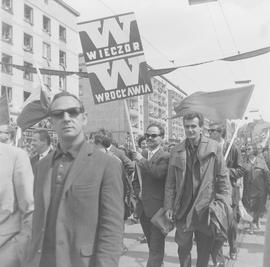 Reprezentacja Wieczoru Wrocławia na pochodzie pierwszomajowym