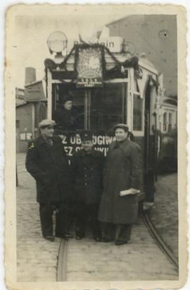 Pracownicy Komunikacji Miejskiej stojący przed tramwajem