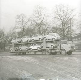 Transport nowych fiatów 126p na ciężarówce Star