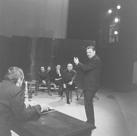 Jerzy Krasowski podczas próby spektaklu