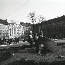 Uroczyste złożenie kwiatów przez żużlowców przed Kamieniem pamiątkowym ku czci Bojowników o Wolno...