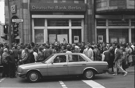 Kolejka przed Deutsche Bank