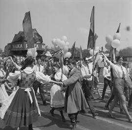 Manifestacja młodzieży z okazji 25. rocznicy kapitulacji III Rzeszy