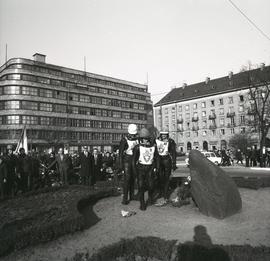 Uroczyste złożenie kwiatów przez żużlowców przed Kamieniem pamiątkowym ku czci Bojowników o Wolno...